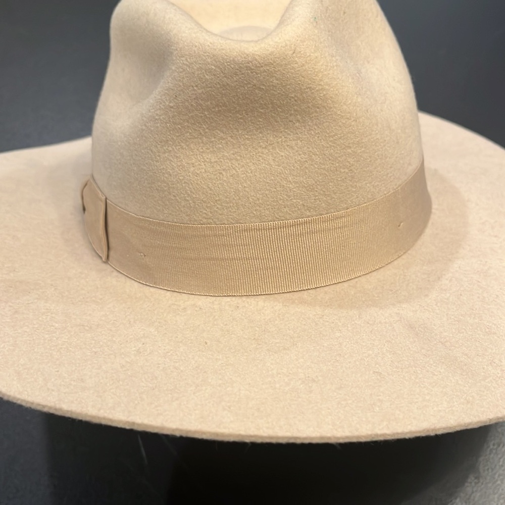 NWOT New Urban Outfitters
Elegant Retro Felt Fedora Wide
Brim Hat - Picture 7 of 7